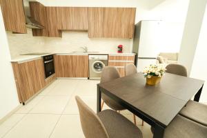 Kuchyň nebo kuchyňský kout v ubytování Halcyon Central Apartment