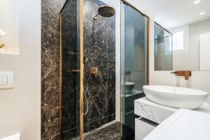 un bagno con doccia e lavandino di Przno Gate 114 By In Propety a Pržno