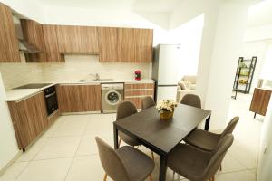 Kuchyň nebo kuchyňský kout v ubytování Halcyon Central Apartment