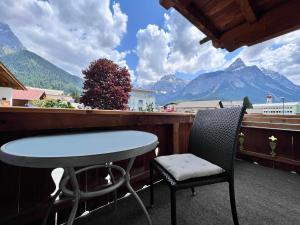 Vista general d'una muntanya o vistes d'una muntanya des de l'hostal o pensió