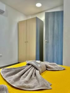 Una toalla está sobre una mesa amarilla en Serene Napa Suites - Heart of Ayia Napa, en Ayia Napa