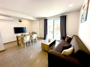 una sala de estar con un sofá y una mesa en Serene Napa Suites - Heart of Ayia Napa, en Ayia Napa