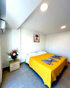 1 dormitorio con 1 cama con manta amarilla en Serene Napa Suites - Heart of Ayia Napa, en Ayia Napa 71 fotos más