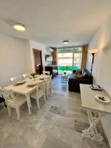 A seating area at GATU Villa Sol, junto a la playa , piscina, 2 baños, aire cc, terraza, " Preferente mayores de 25 años y familias "