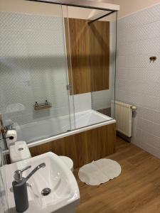 un baño con lavabo y bañera en Willa Alta, en Bukowina Tatrzańska
