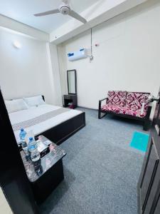 Postel nebo postele na pokoji v ubytování Hotel Ebraj Sylhet