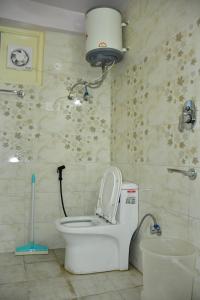 bagno con servizi igienici e luce sul muro di The Desire Manali a Manāli