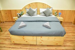 Letto o letti in una camera di The Desire Manali