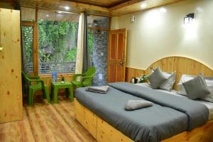 Postel nebo postele na pokoji v ubytování The Desire Manali