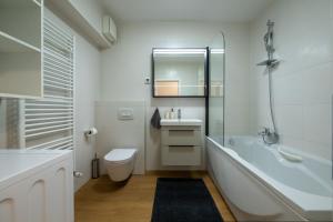 Ένα μπάνιο στο City Center Suite with Private Garage +7 φωτογραφίες