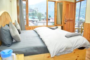 Letto o letti in una camera di The Desire Manali