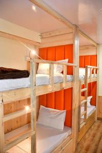 Letto o letti in una camera di The Desire Manali