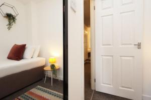 スウォンジーにあるContractor Base - 3 Beds - City Access - WiFiのベッドルーム(ベッド1台、テーブル付)につながるドア +43枚の写真