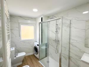 ein Badezimmer mit Dusche und Waschmaschine in der Unterkunft Apartamentos Marina Mar Vilagarcía 3000 in Villajuán + 40 Fotos