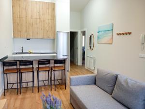 ein Wohnzimmer mit Couch und Küche in der Unterkunft Apartamentos Marina Mar Vilagarcía 3000 in Villajuán