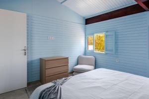 Katil atau katil-katil dalam bilik di Magnifique cabanon avec accès direct à la plage de Bouznika