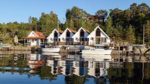 BømloEastside Cottages的水面上一排房子