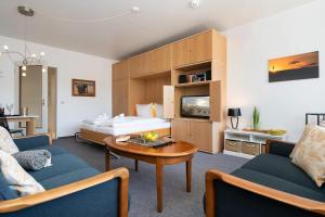 ヴェスターラントにあるStrandstraßeのベッドとテーブルのあるホテルの部屋 +14枚の写真