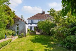 an exterior view of a white house with a yard at Bright & Spacious 3bedroom Home in Brighton & Hove