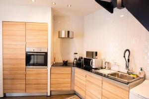 Køkken eller tekøkken på Maison triplex JJ - Ecrin verdoyant au coeur de Lyon