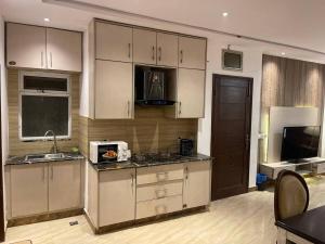 Η κουζίνα ή μικρή κουζίνα στο 2 BR Suite Central location-Gulberg