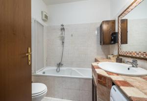 Koupelna v ubytování Travelershome Ciampino Suite + 35 fotografií