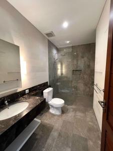Ένα μπάνιο στο 3 Minutes Walk to Cemagi Beach - Ombak Luxury Residence