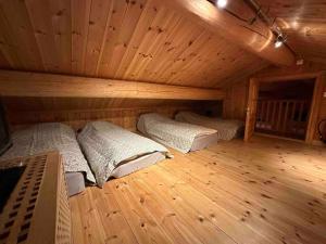 a room with two beds in a log cabin at Trollslottet på Skeikampen in Aulstad