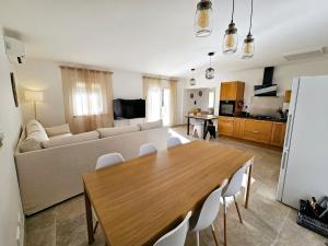Μια τηλεόραση ή/και κέντρο ψυχαγωγίας στο MasRion Maison avec piscine privée