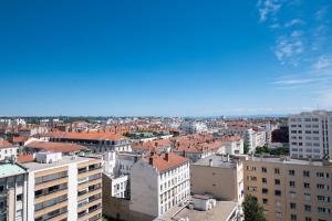 una vista aérea de una ciudad con edificios en L'Alto - Bel appartement lumineux -Vue panoramique, en Gare des Brotteaux