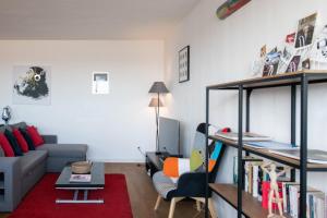 una sala de estar con un sofá y una mesa en L'Alto - Bel appartement lumineux -Vue panoramique, en Gare des Brotteaux