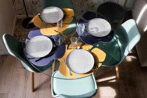 Una vista aérea de una mesa de comedor con sillas y sombrillas. en Le Gary - Appartement atypique refait à neuf - A deux pas Parc Tête d'Or, en Gare des Brotteaux 27 fotos más