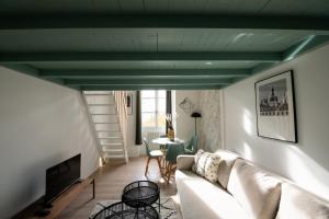 una sala de estar con un sofá y una mesa en Le Gary - Appartement atypique refait à neuf - A deux pas Parc Tête d'Or, en Gare des Brotteaux