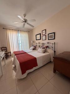 Giường trong phòng chung tại El Veril del Duque, Costa Adeje