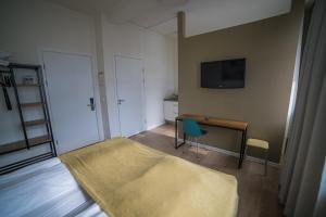 A television and/or entertainment centre at Hotel Isafjordur - Horn