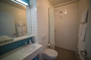 A bathroom at Hotel Isafjordur - Horn