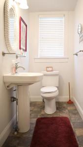 Un baño con un inodoro blanco y un lavabo. en Sand Castle, en Cape May 21 fotos más