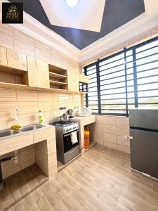 SMART BÂTIPRO Appartement 2 chambres salon 1 في كوتونو: مطبخ مع حوض وموقد