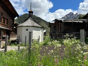 Utsikt mot fjell, enten fra leiligheten eller fra et annet sted