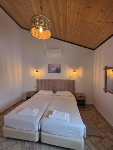 ein Schlafzimmer mit zwei Betten und einem Kronleuchter in der Unterkunft Familia Sequeira in São Bartolomeu de Messines