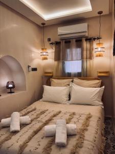 Giường trong phòng chung tại DAR ZINA - Heart of Medina, Marrakech