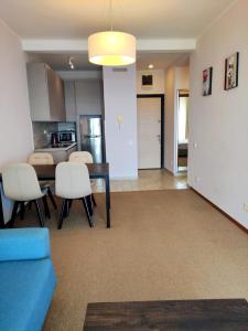 布德瓦Hillside Apartment with Infinity Pool and Sea View的一间带桌椅的客厅和一间厨房