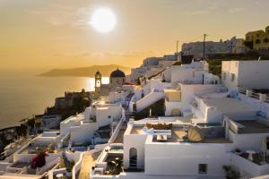 vistas a una ciudad con edificios blancos y al océano en Pura Vida Villa, en Imerovigli 41 fotos más