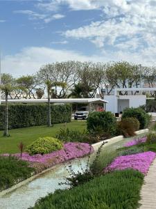 una casa con un coche aparcado en un jardín en Eleven Views, en Chipiona