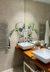 Un baño con dos lavabos y un espejo. en Eleven Views, en Chipiona