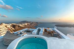 una villa con piscina y vistas al océano en Pura Vida Villa, en Imerovigli