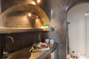 un baño con lavabo y ducha en Pura Vida Villa, en Imerovigli