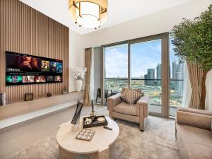 Una televisión o centro de entretenimiento en Burj Khalifa View Infinity Pool Walk to Dubai Mall