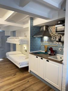 cocina con litera y cocina con fregadero en Verdejo - Harbor's Light, en Villajoyosa