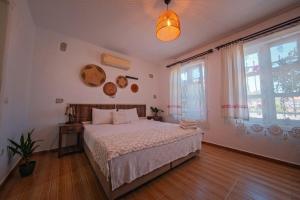 Postel nebo postele na pokoji v ubytování Mor Salkım Konağı